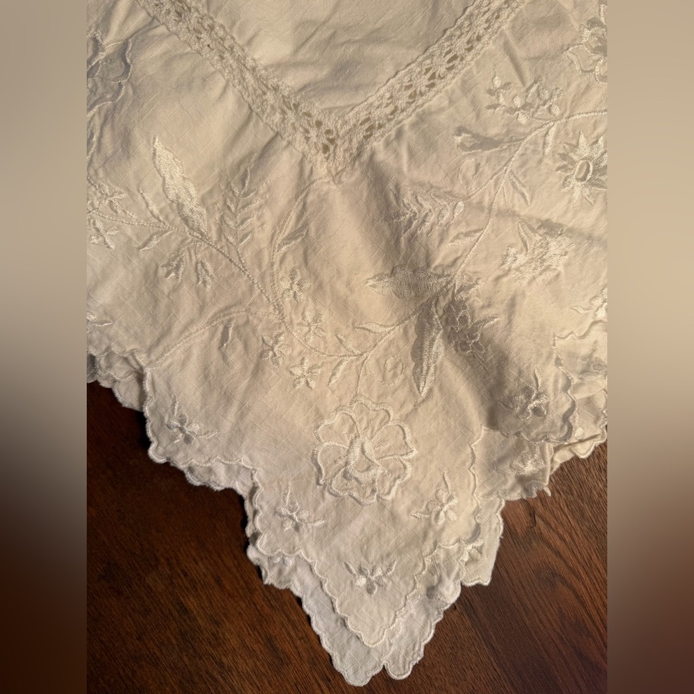Vintage Linen Tablecloth with Embroidered Scalloped Edge